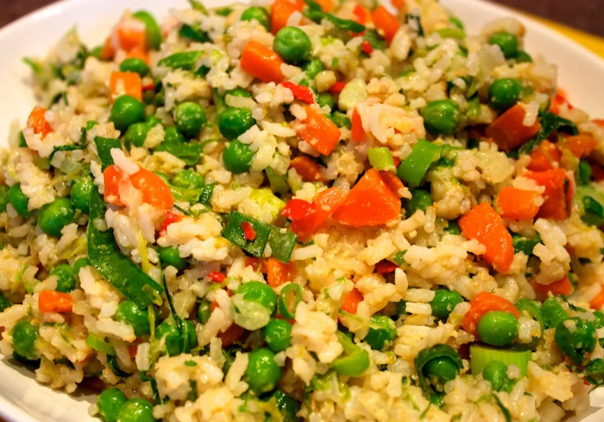 smażony ryż z warzywami i jajkiem