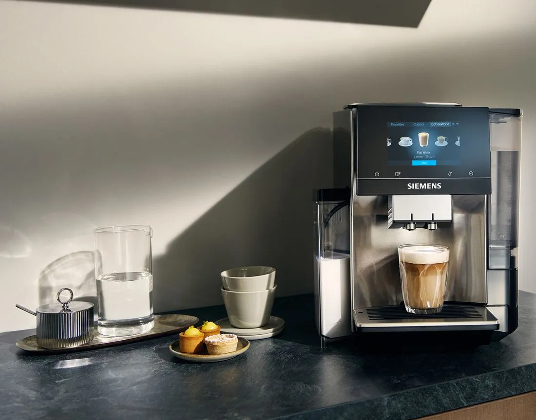 Barista przygotowujący kawę, domowe parzenie kawy