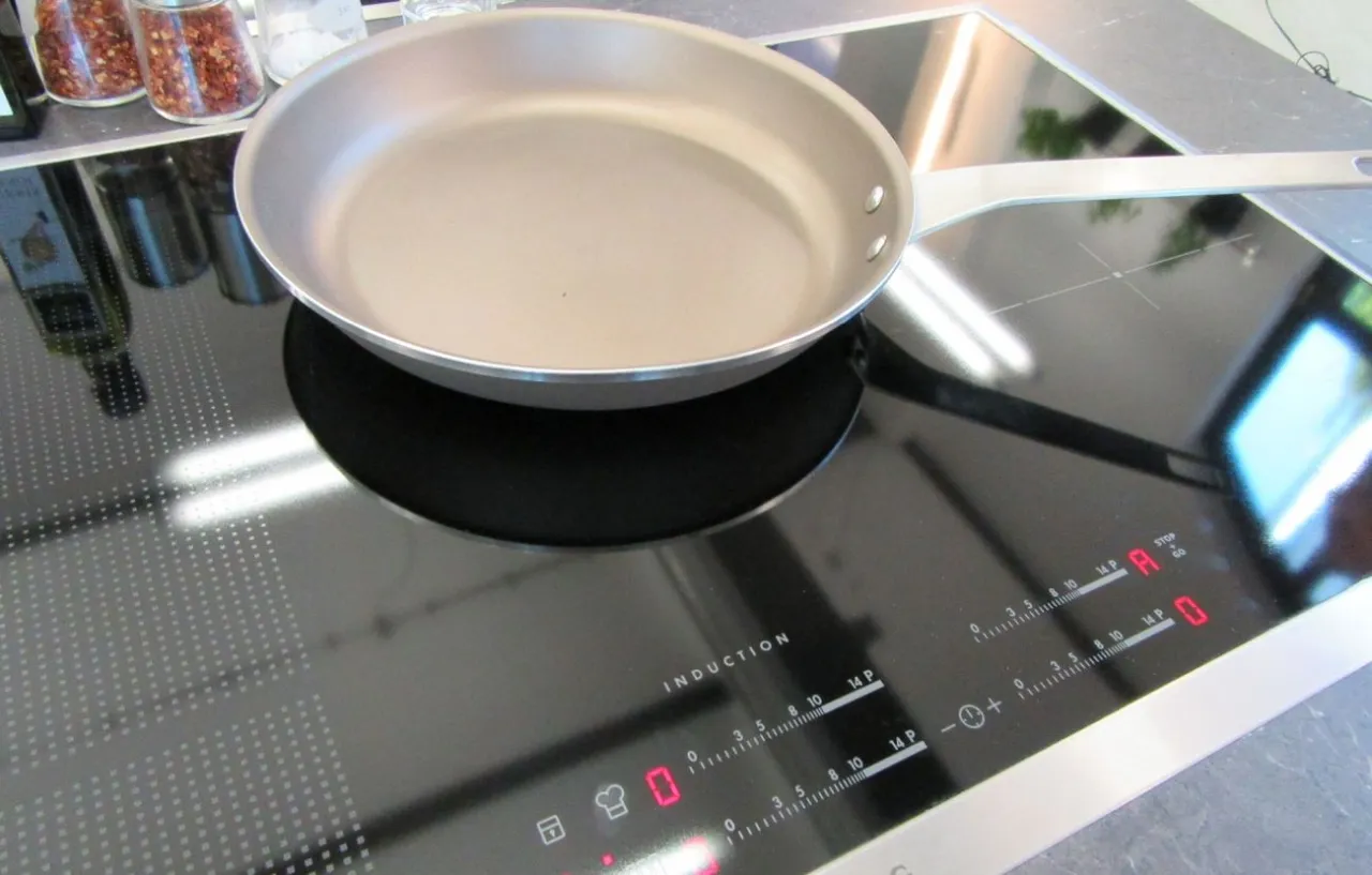 Patelnia na płycie indukcyjnej. Czy płyta indukcyjna ma bezpiecznik? Zobacz panel sterowania.