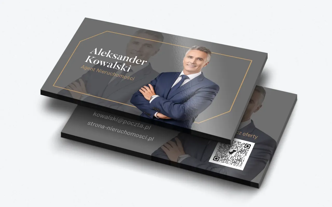 Agent nieruchomości prezentujący ofertę klientom