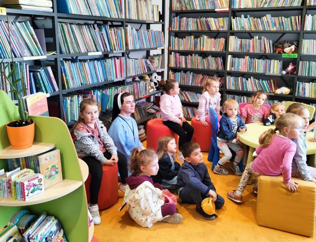 dzieci czytające w bibliotece