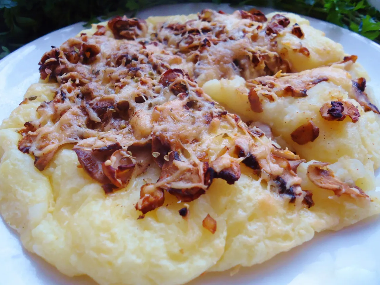 Placki ziemniaczane z serem i grzybami, posypane oregano. Idealne, gdy zastanawiasz się, co zrobić z oregano.