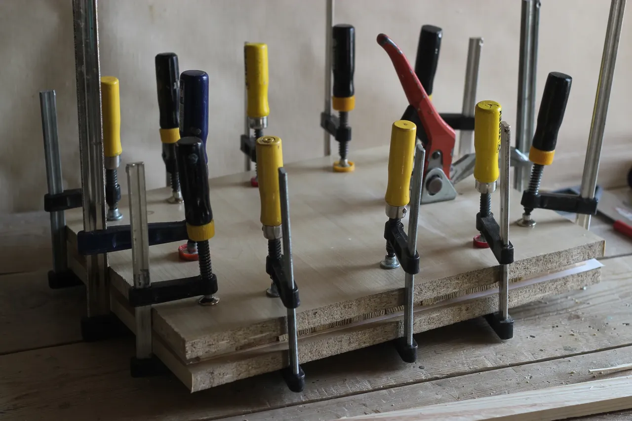 Narzędzia do rozklejania krzesła