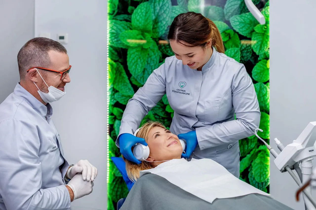 osoba zrelaksowana u dentysty, nowoczesny gabinet stomatologiczny, empatyczny dentysta