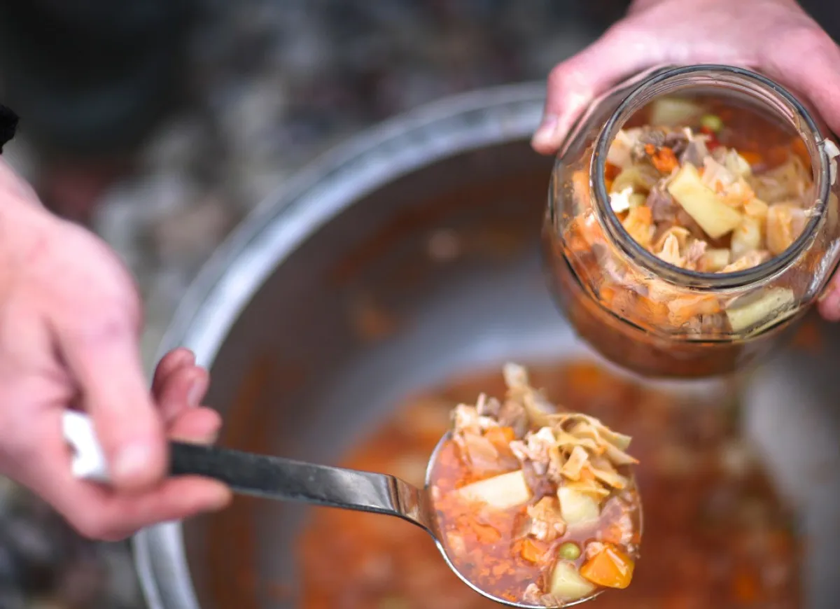 zepsuta zupa w słoiku pleśń