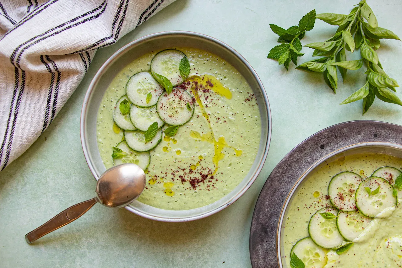 Soupe froide concombre garniture