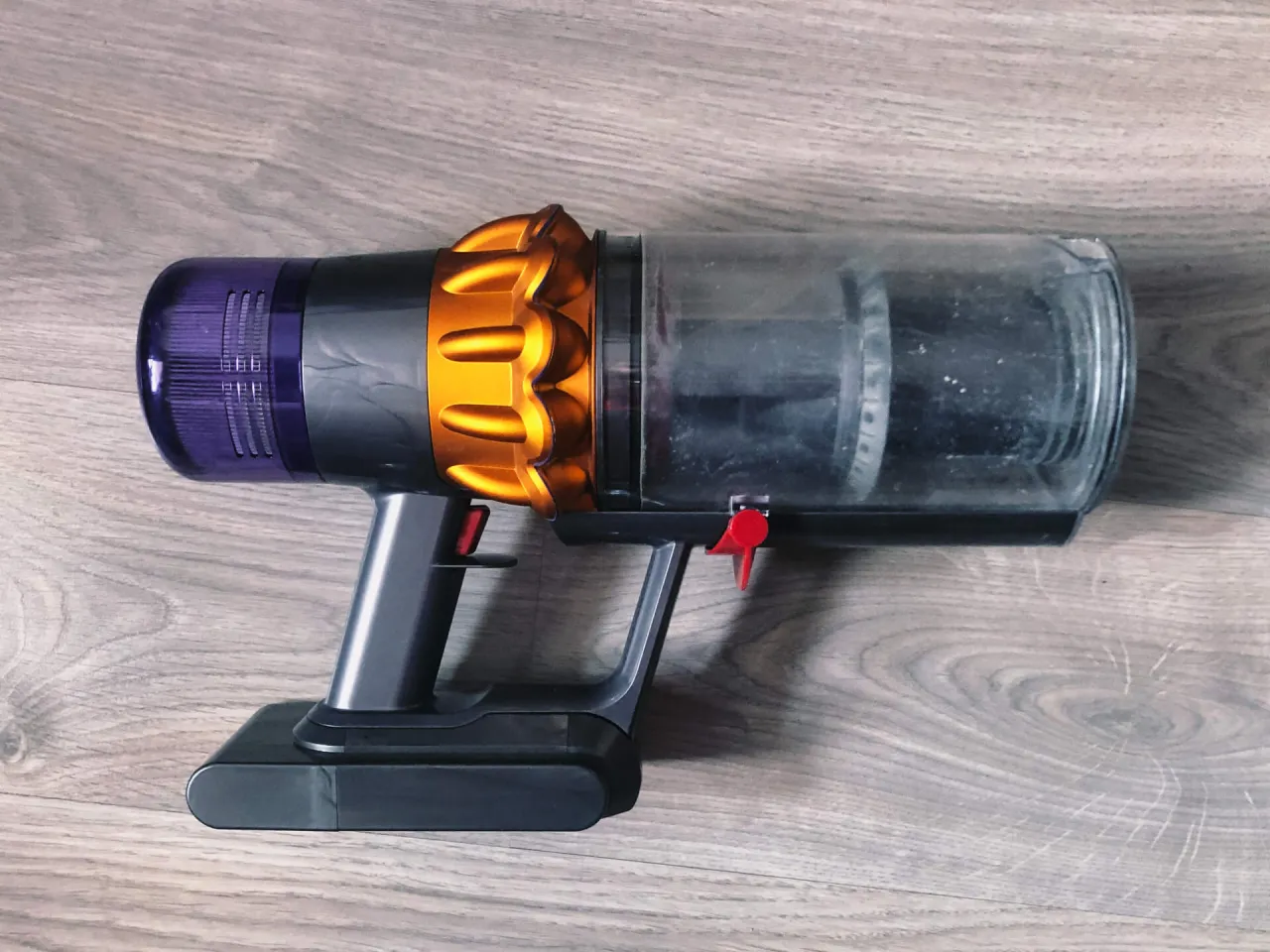 Dyson V15 odłączony od ładowarki