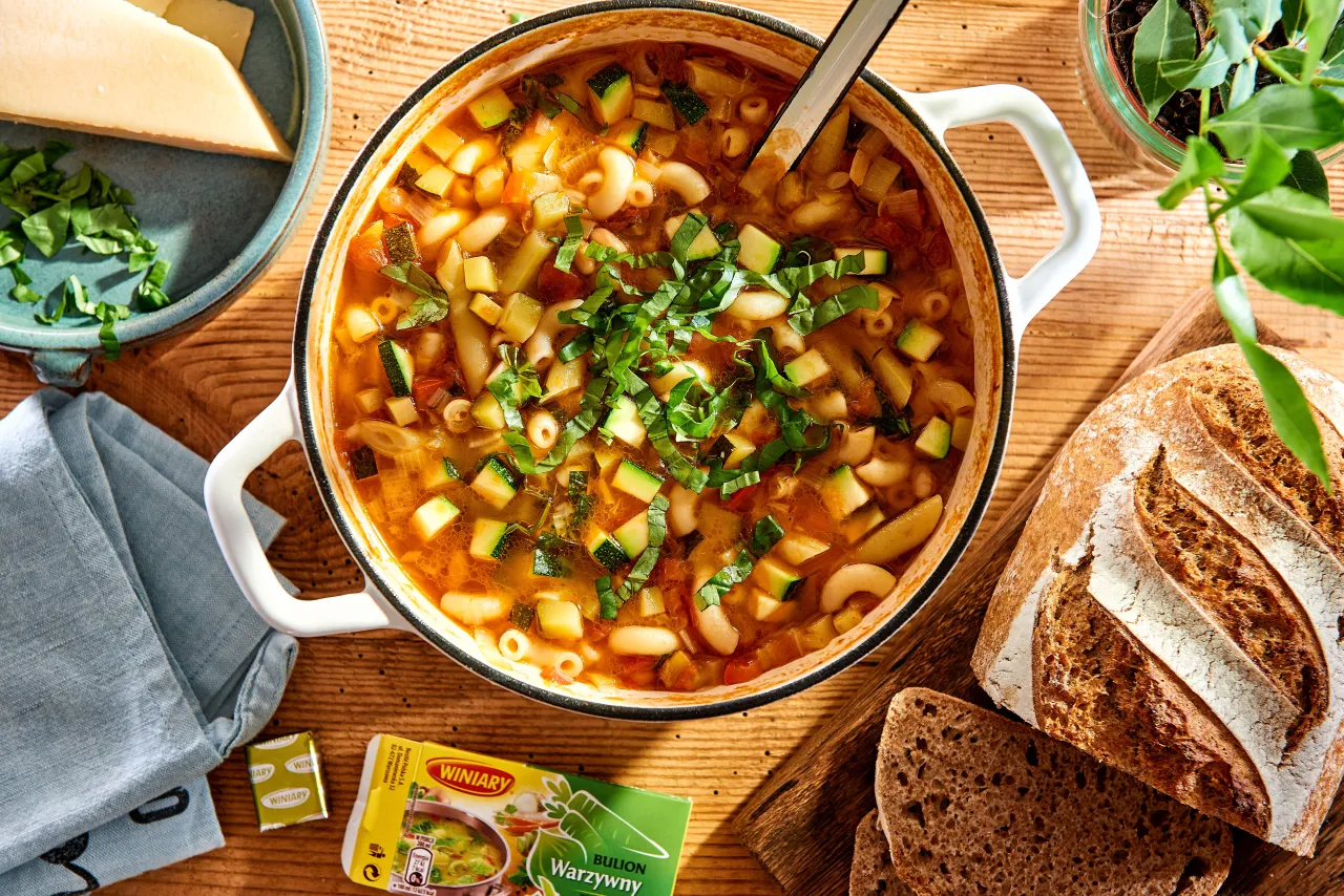 Włoska minestrone z makaronem i świeżymi ziołami
