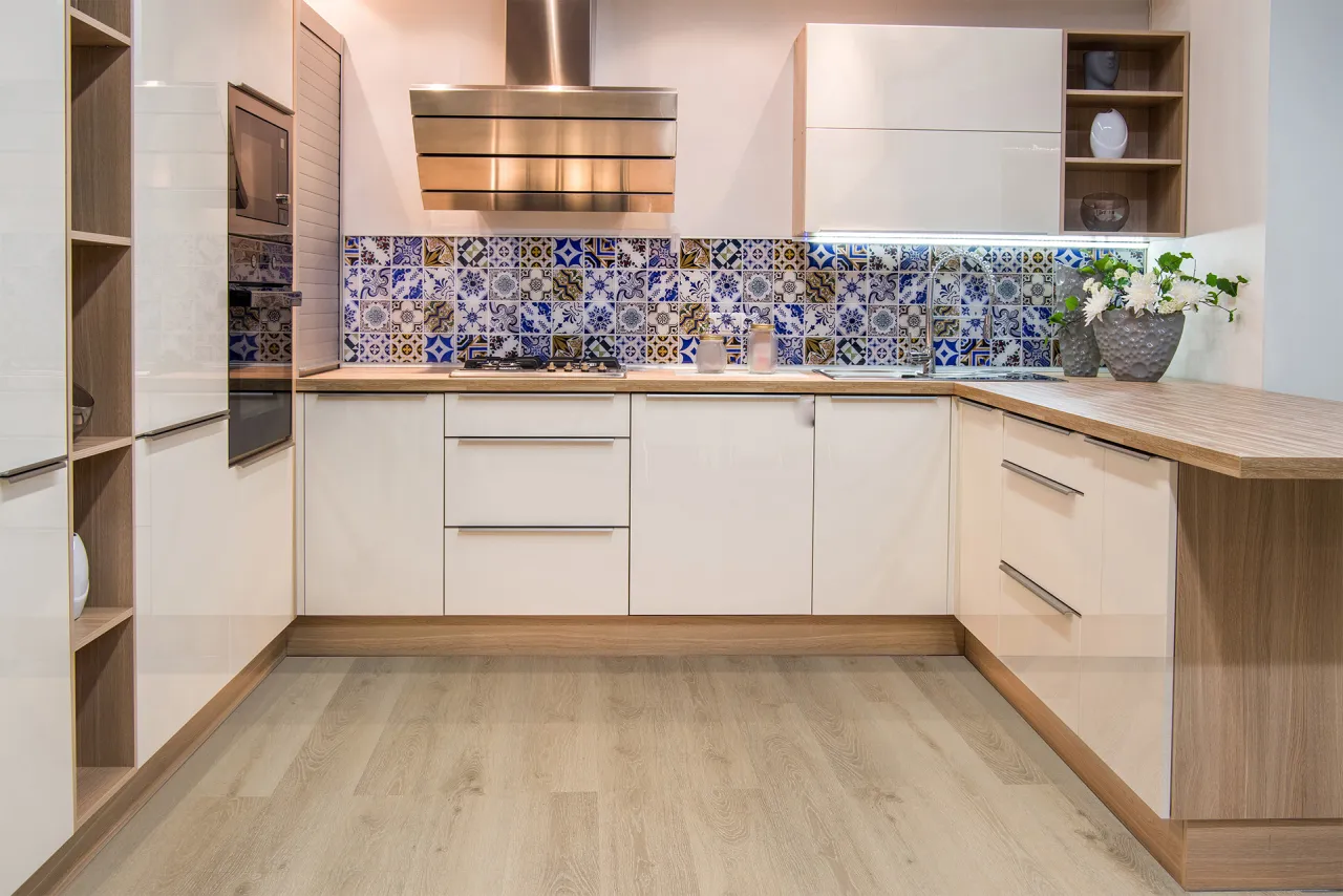 Panele winylowe LVT drewnopodobne w salonie z kuchnią