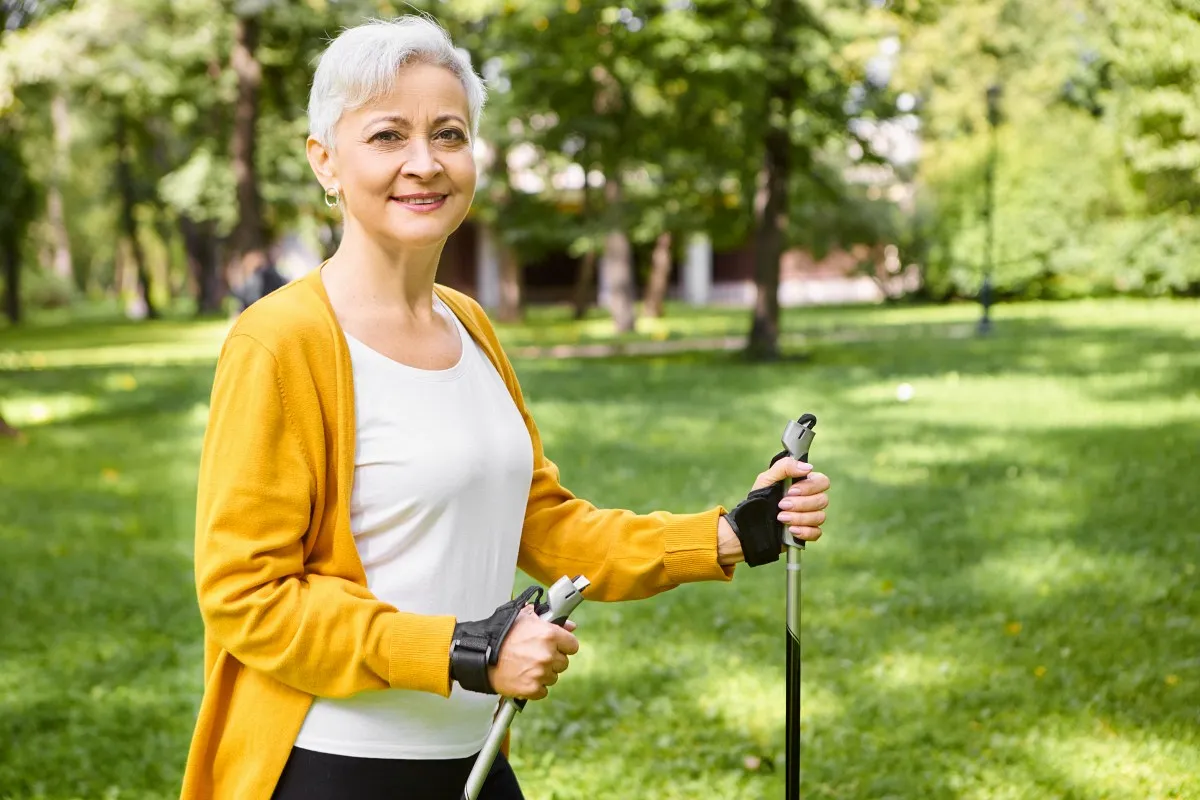 seniorzy gimnastyka na krześle nordic walking