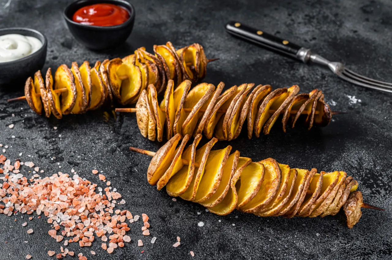 jak pokroić ziemniaka w spiralę nożem na patyku