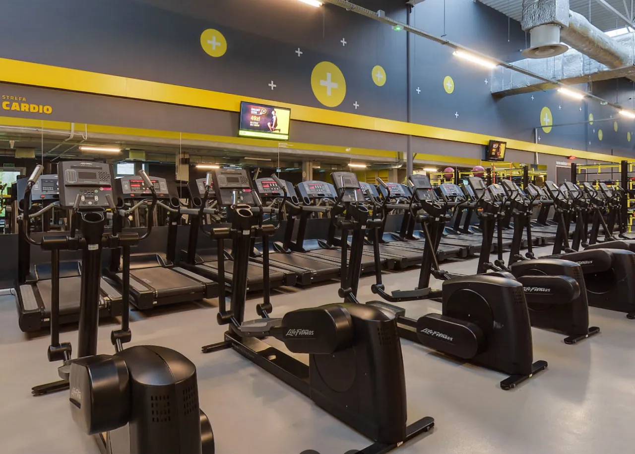 Smart Gym wnętrze klubu nowoczesny sprzęt