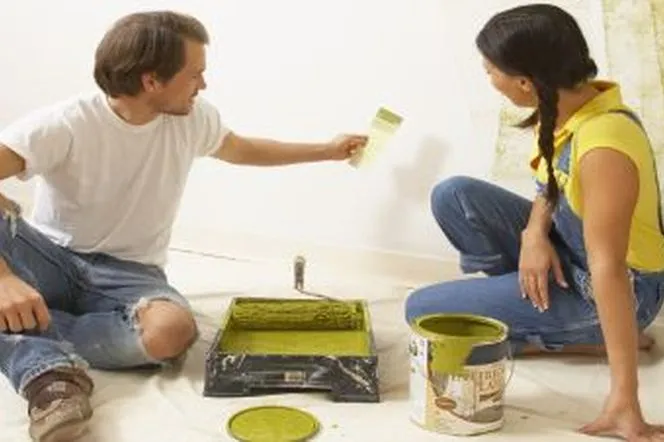 rodzina rozmawia o umowie przed remontem