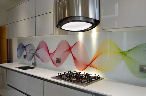 szkło hartowane w kuchni z grafiką, płyta laminowana nad blatem