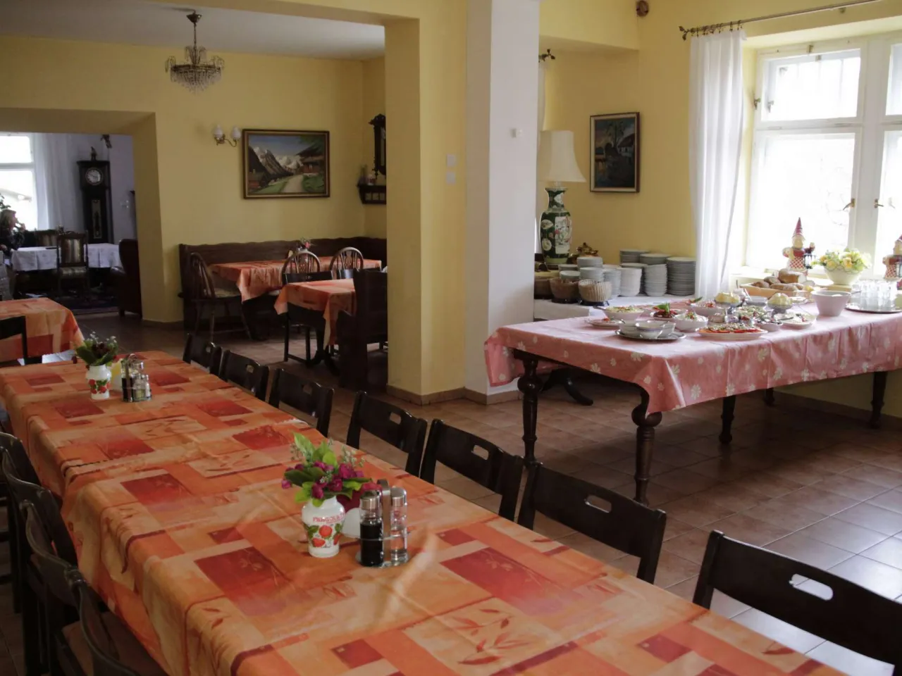 Wnętrze pokoju w pensjonacie Ż&oacute;łty Dworek Karpacz z widokiem