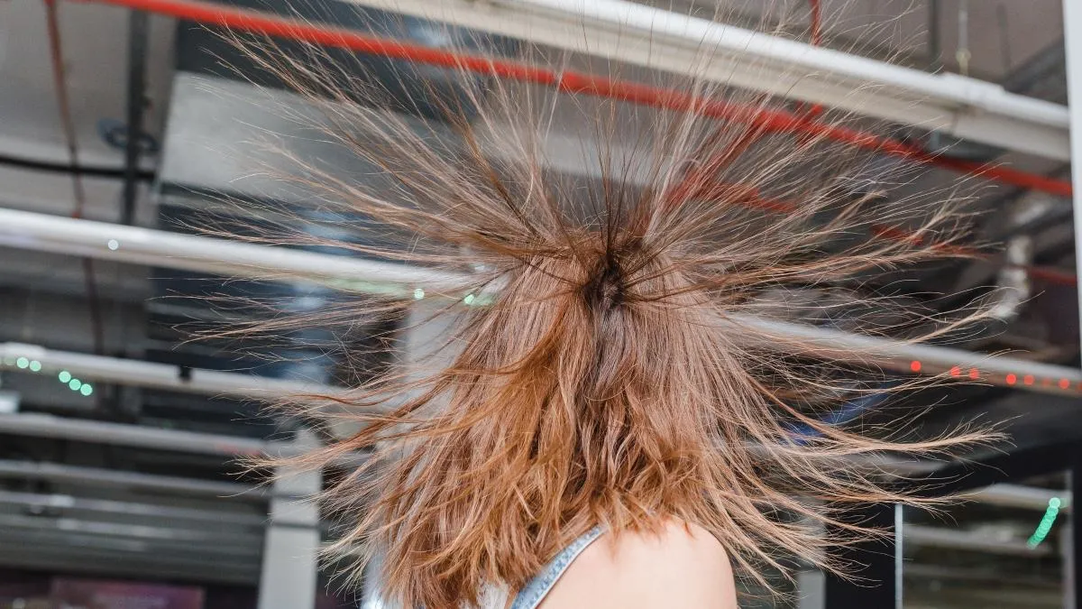 elektryzujące się włosy pod czapką