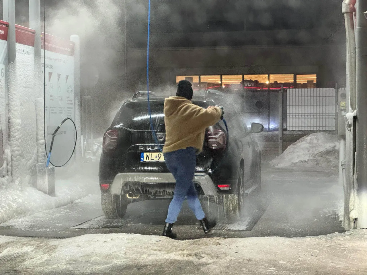 Mycie samochodu zimą na myjni bezdotykowej