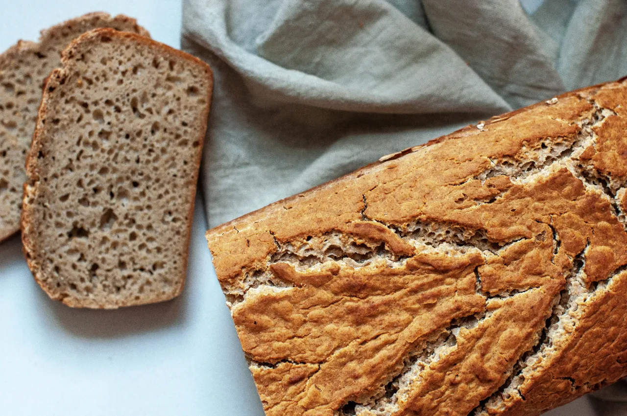 Chleb bezglutenowy, świeżo upieczony, z chrupiącą skórką i puszystym wnętrzem. Idealny przepis na to, jak upiec chleb bezglutenowy.