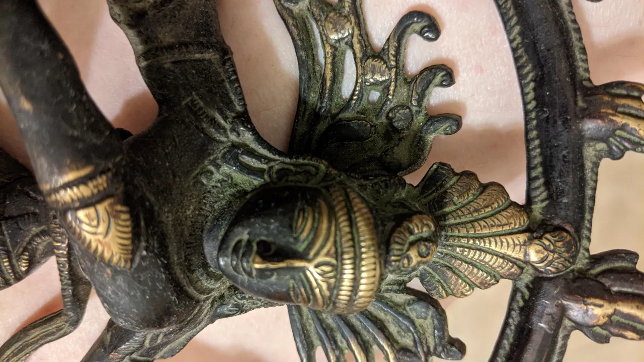 Messingskulptur vor und nach Reinigung