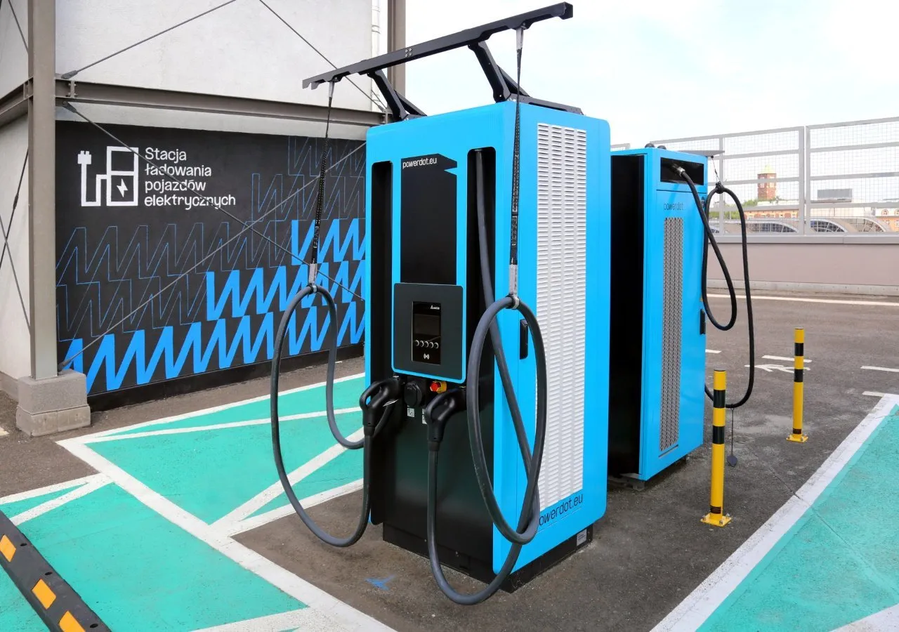 Stacja ładowania pojazd&oacute;w elektrycznych. Zastanawiasz się, ile km przejedzie samoch&oacute;d elektryczny po naładowaniu?