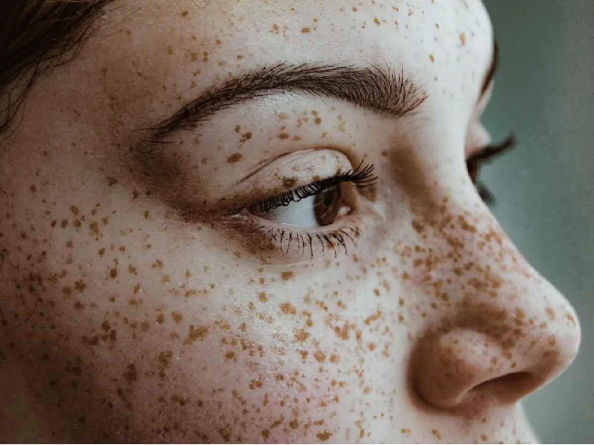 Dziewczyna z piegami, naturalny makijaż