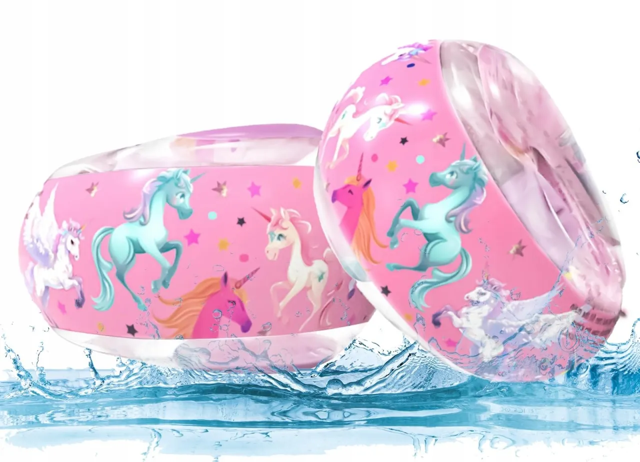 R&oacute;żowe skrzydełka do pływania z jednorożcami i gwiazdkami, zanurzone w wodzie.