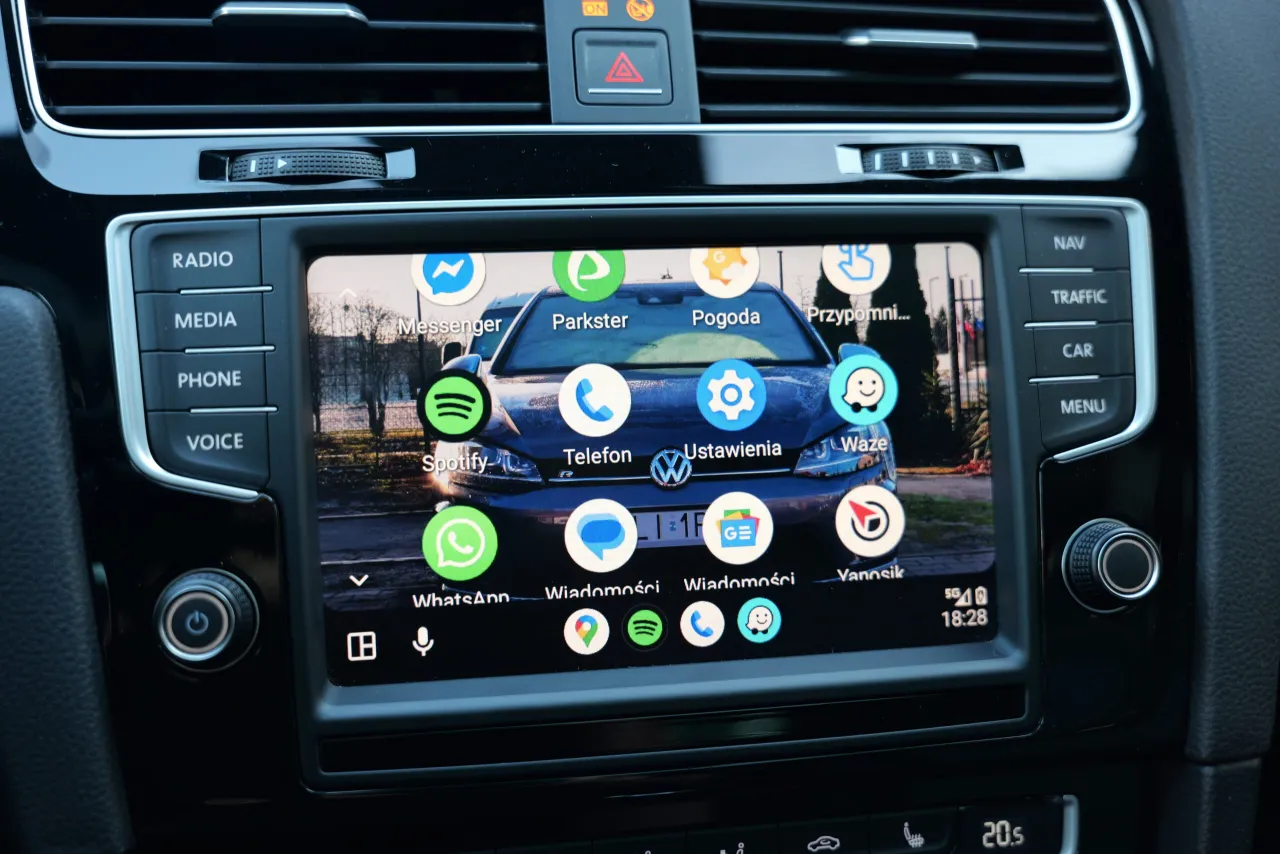 Ekran samochodu z ikonami aplikacji Android Auto: Messenger, Parkster, Pogoda, Przypomni..., Spotify, Telefon, Ustawienia, Waze, WhatsApp, Wiadomości, Yanosik.
