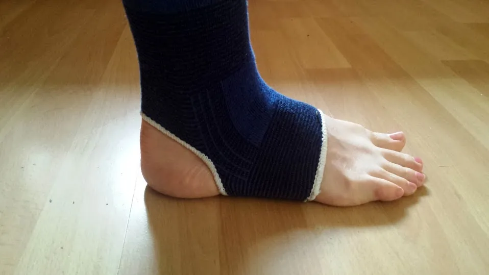 domowe sposoby na skręconą kostkę okłady maści