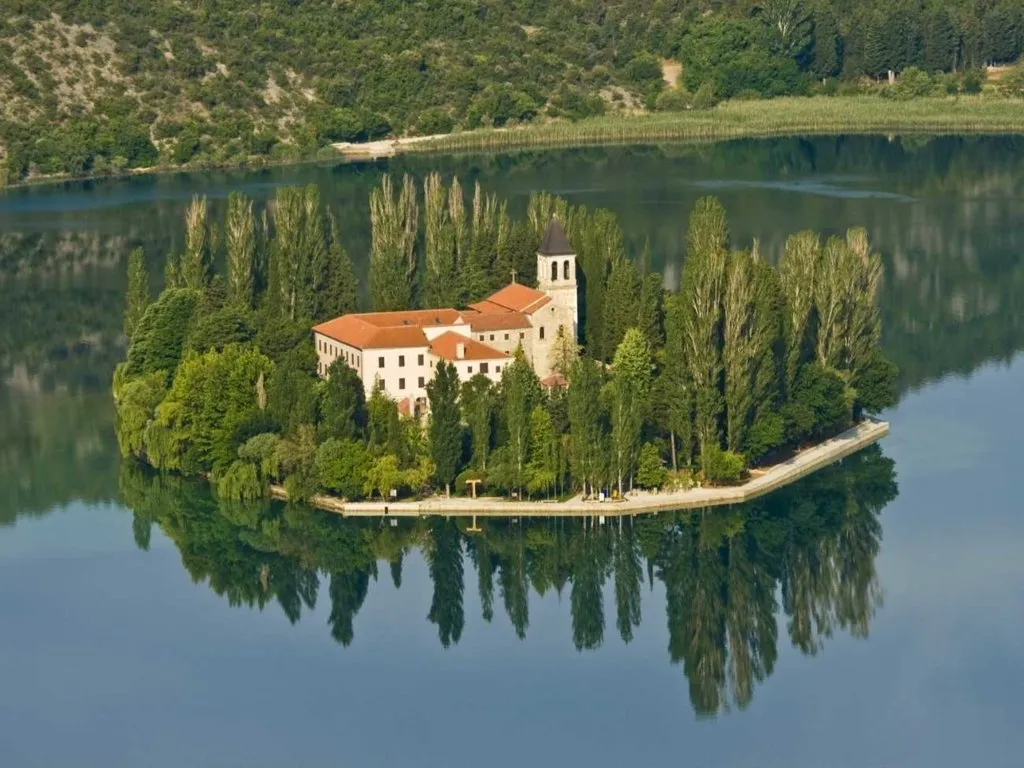 Zdjęcie Najmniejsza wyspa na świecie - zaskakujące fakty o Hub Island