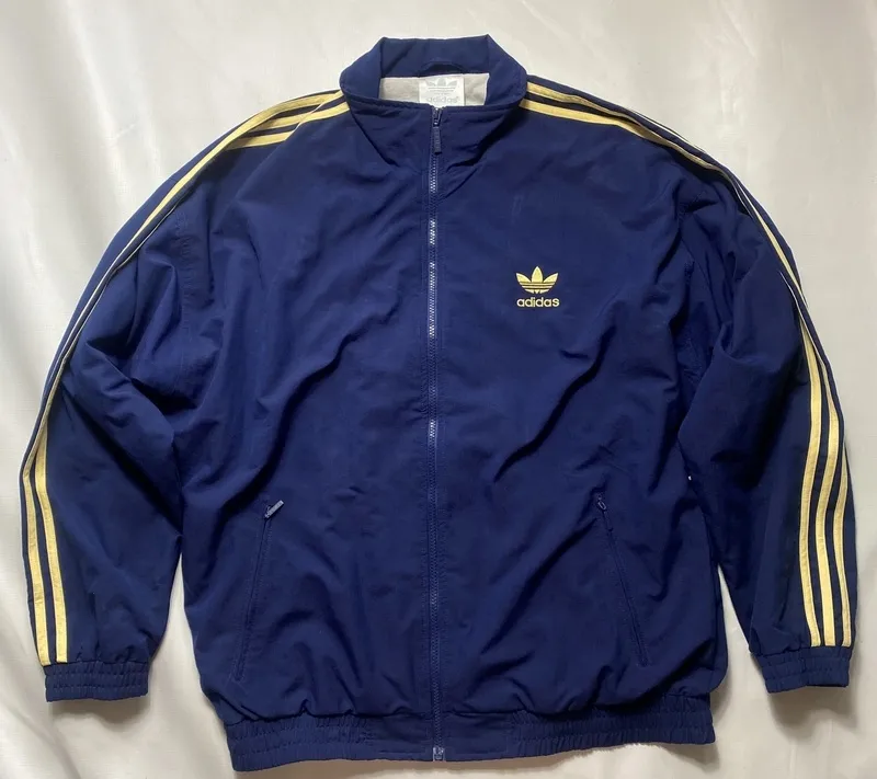 Zdjęcie Kurtka vintage Adidas: Powrót do lat 90.? Moda znów zaskakuje!