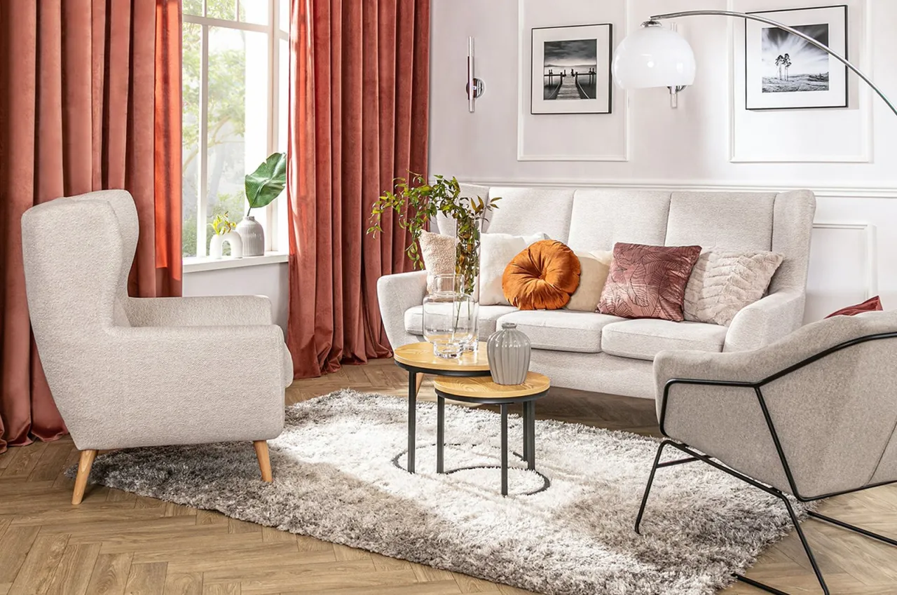 beżowa kanapa i fotel w kolorach ziemi