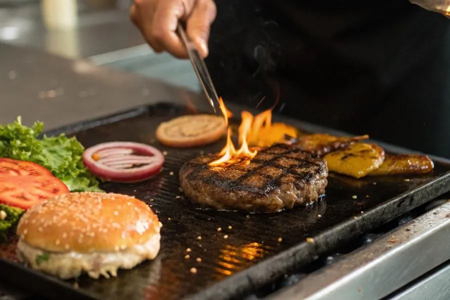 r&oacute;żne metody przygotowania burgera (patelnia, grill, piekarnik)