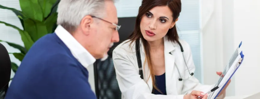 Lekarz interpretujący wyniki badań krwi