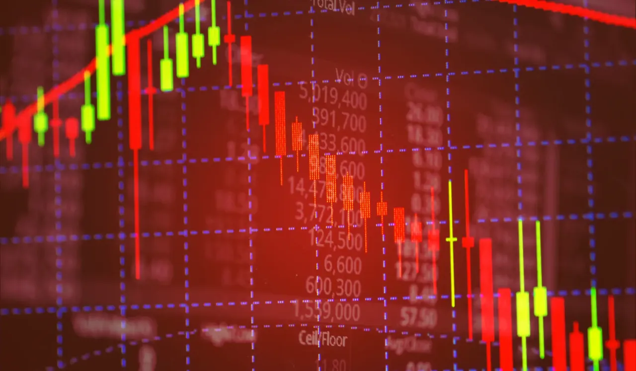 Złote sztabki i monety bulionowe oraz wykres ETF złota