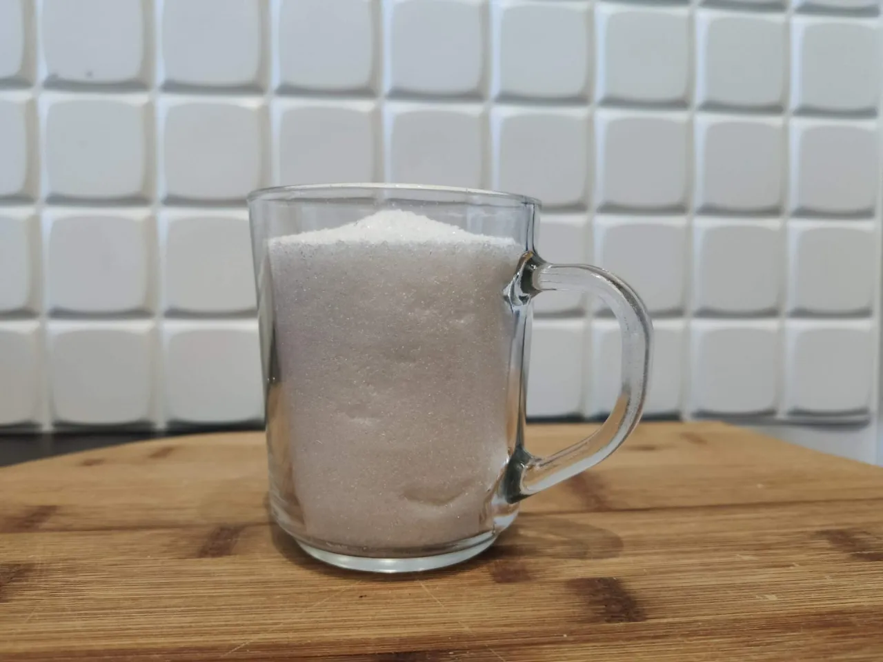 odmierzanie cukru szklanką i wagą