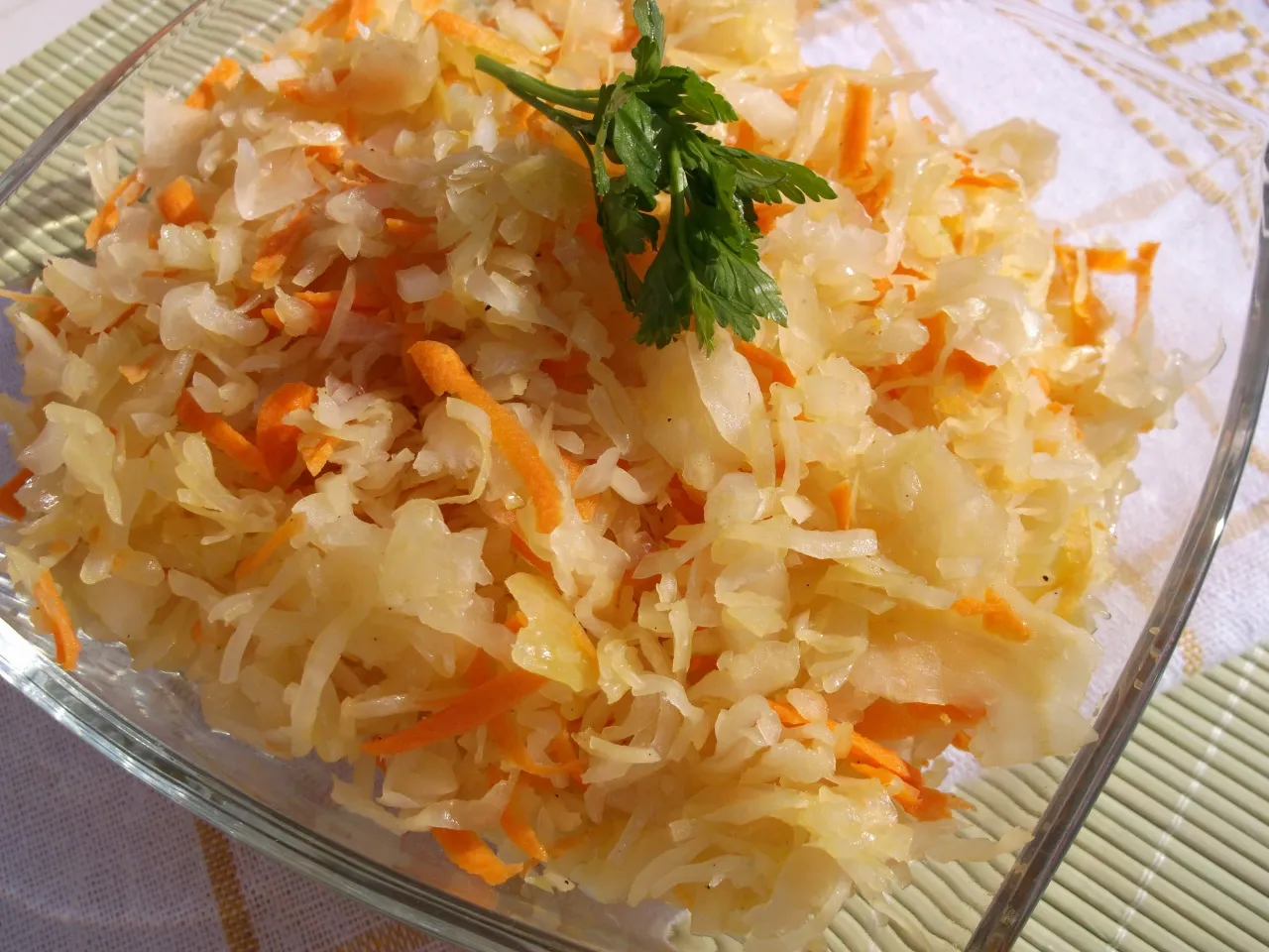 Pyszna sałatka z kapusty kiszonej z marchewką, idealna do obiadu. Prosty przepis, jak zrobić sałatkę z kapusty kiszonej.