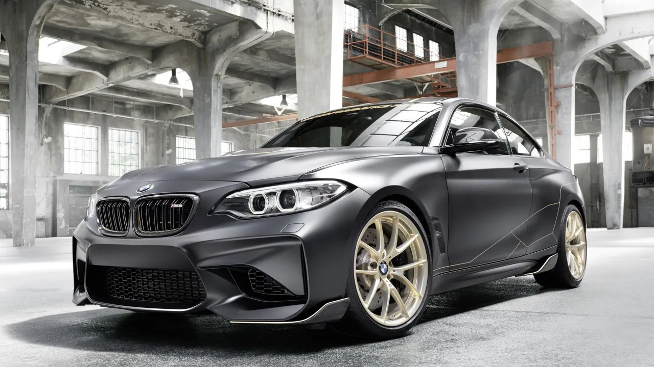 BMW M2 z różnymi typami spoilerów (M Performance, CS, CSL)