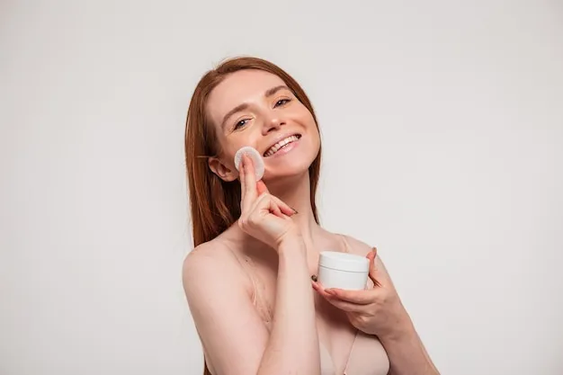 kobieta nakładająca krem nawilżający na twarz