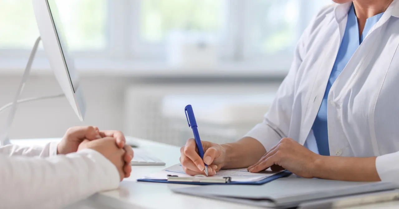 Lekarz na etacie a lekarz na kontrakcie B2B