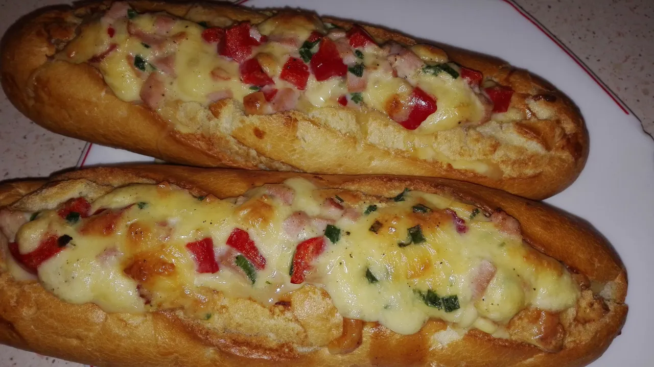 zapiekanka z jajkiem na bagietce