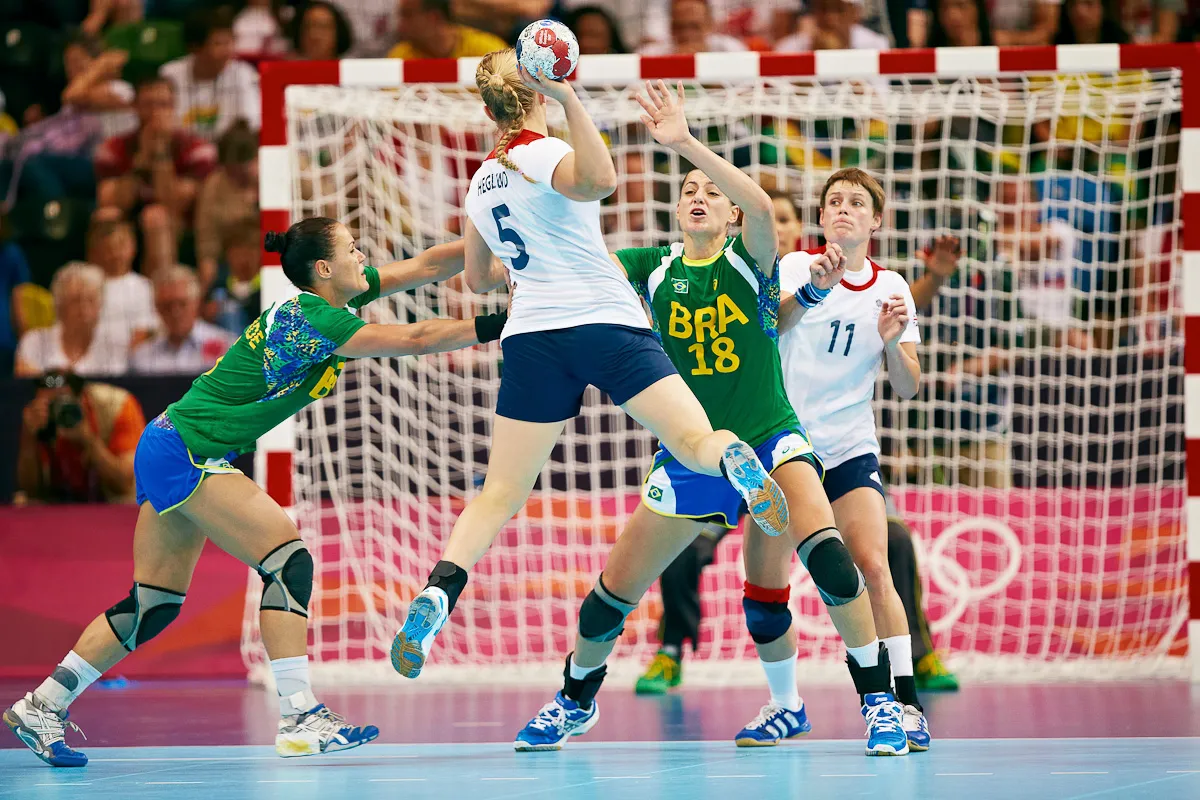 Piłkarki ręczne walczą o piłkę. Kto wymyślił piłkę ręczną? Może te zawodniczki wiedzą!