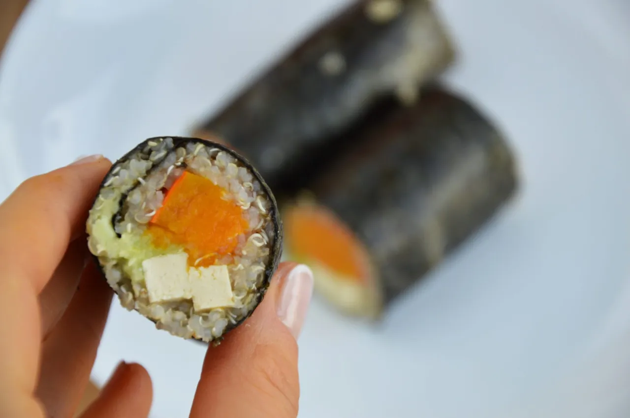 Z czym zrobić sushi wegetariańskie? Rolka z komosą ryżową, awokado, dynią i tofu.