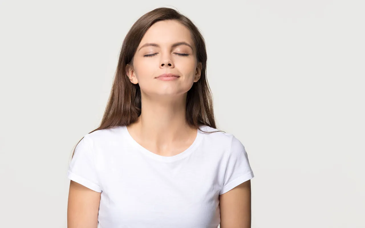 Person führt Lippenbremse aus