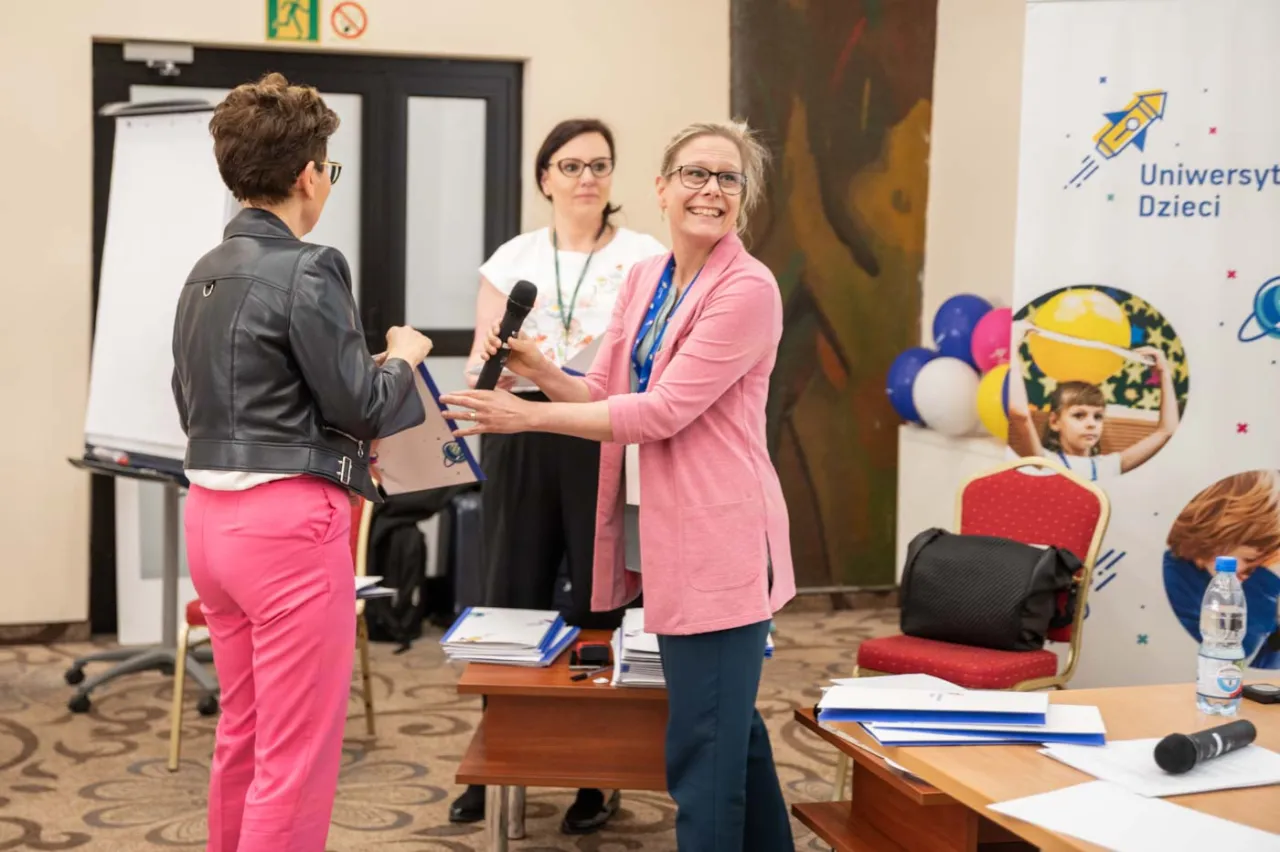 dziecko odkrywające świat, dziecko z lupą, dziecko z pasją do nauki