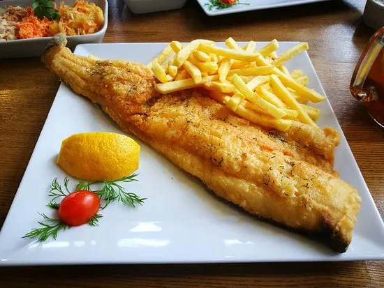 smażony dorsz z frytkami nad morzem