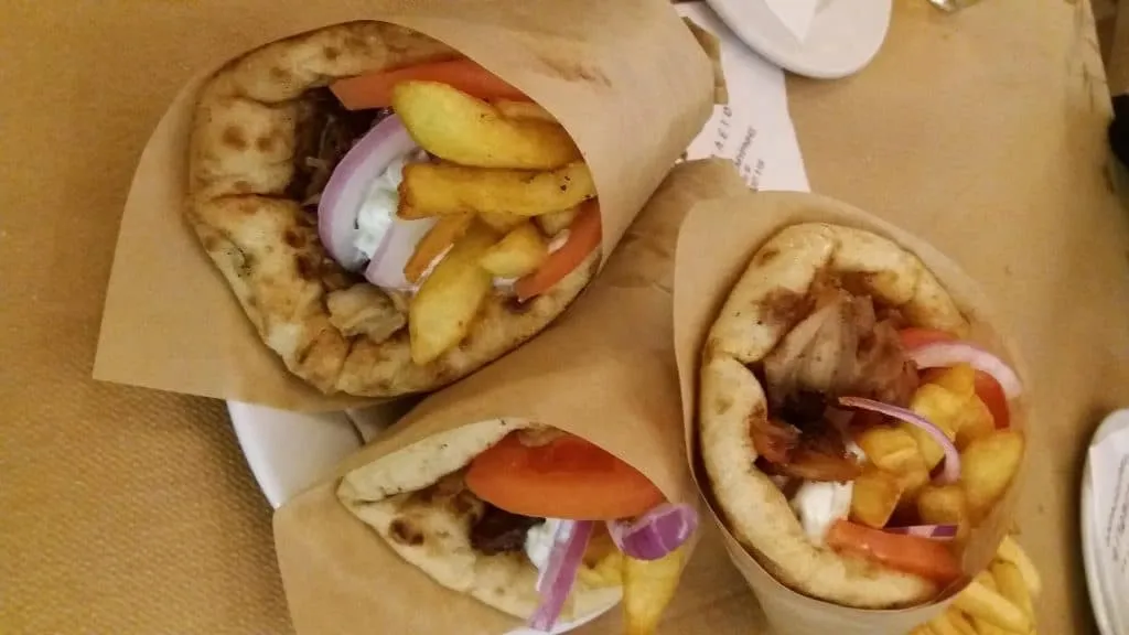 Ateny jedzenie street food greckie potrawy