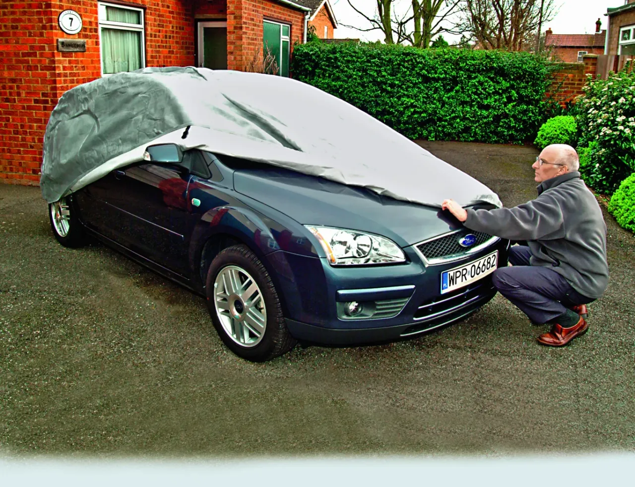 Uszkodzone części samochodu po długim postoju