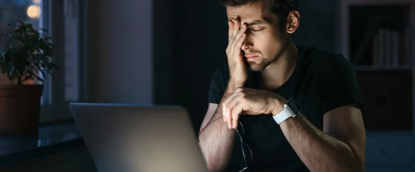 osoba wykonująca ćwiczenia wzrokowe 20-20-20