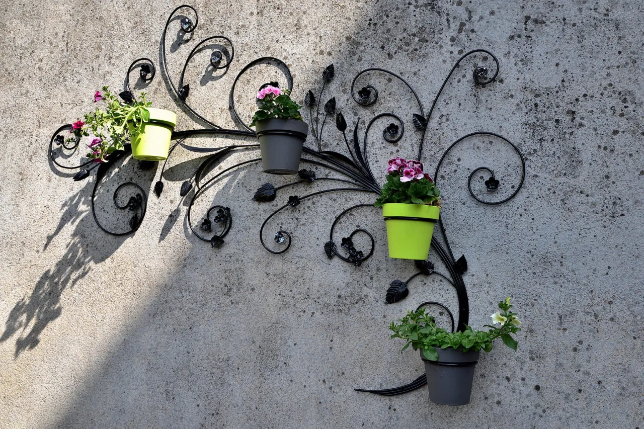 Inspirujący ścienny kwietnik w salonie