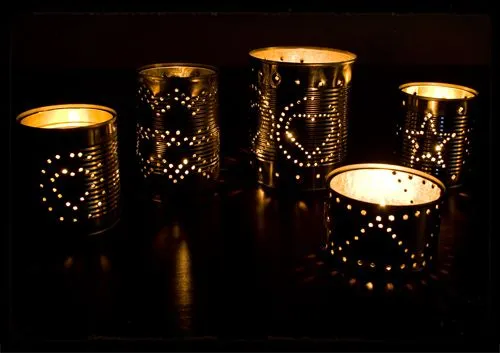 wzory na metalowych lampionach z puszek